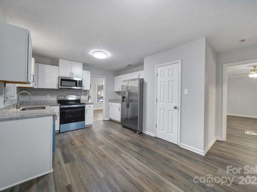 6513 old post Road, Charlotte, NC 28212.  MLS# CAR4320928, YatesRealty ID 23642. 