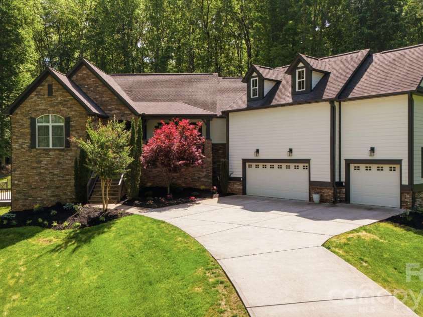 221 Logan Crossing Drive, Davidson, NC 28036.  MLS# CAR4376883, YatesRealty ID 23645. 
