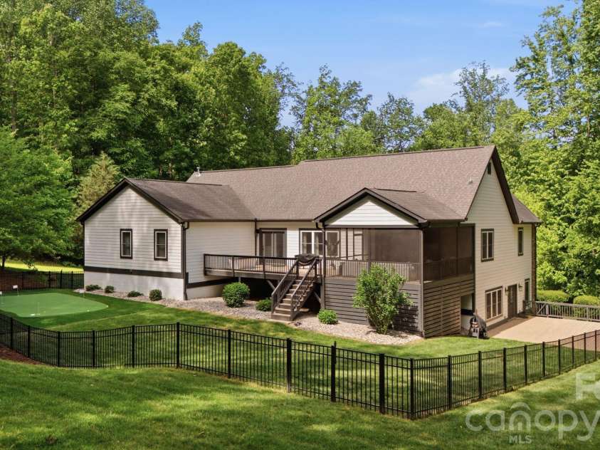 221 Logan Crossing Drive, Davidson, NC 28036.  MLS# CAR4376883, YatesRealty ID 23645. 