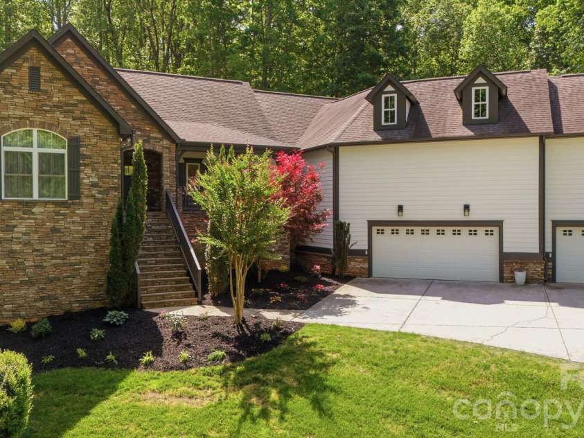 221 Logan Crossing Drive, Davidson, NC 28036.  MLS# CAR4376883, YatesRealty ID 23645. 