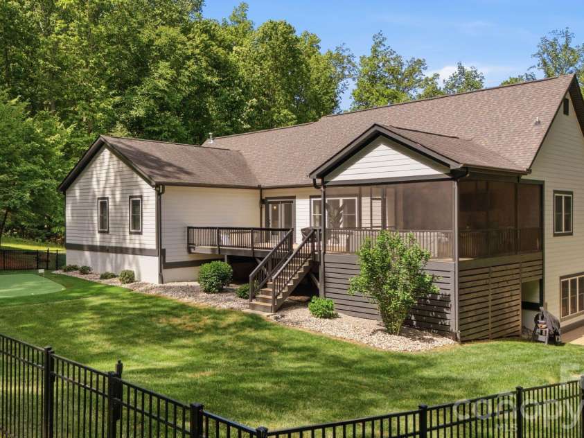 221 Logan Crossing Drive, Davidson, NC 28036.  MLS# CAR4376883, YatesRealty ID 23645. 
