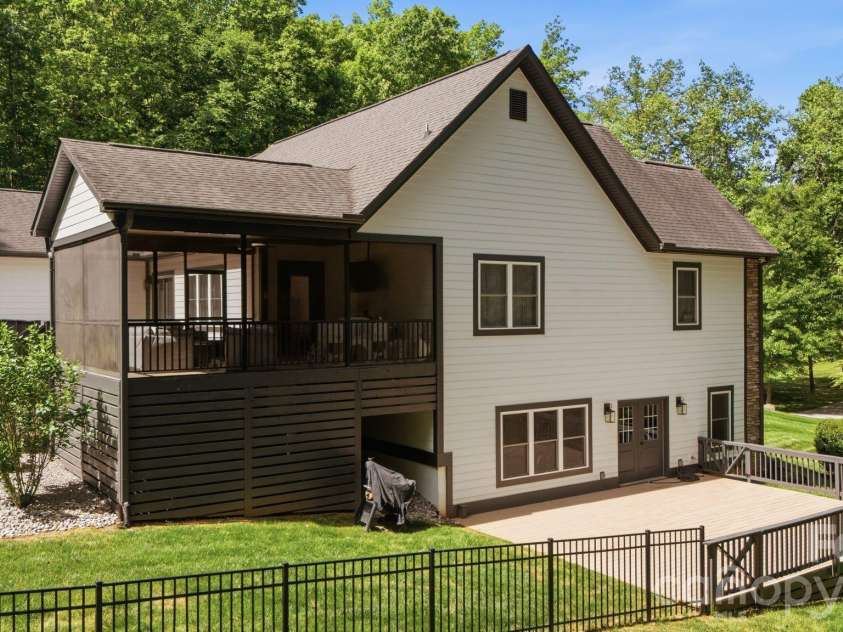 221 Logan Crossing Drive, Davidson, NC 28036.  MLS# CAR4376883, YatesRealty ID 23645. 