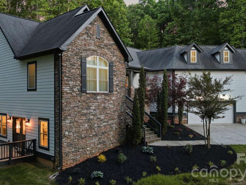 221 Logan Crossing Drive, Davidson, NC 28036.  MLS# CAR4376883, YatesRealty ID 23645. 
