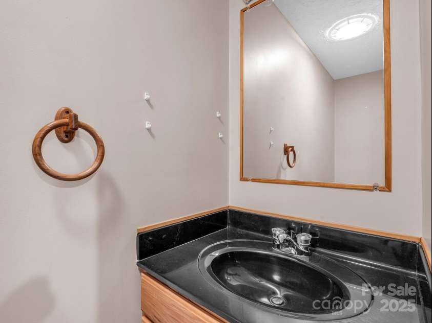 621 Cherryfield Creek, Brevard, NC 28712.  MLS# CAR4269516, YatesRealty ID 23646. Half Bath