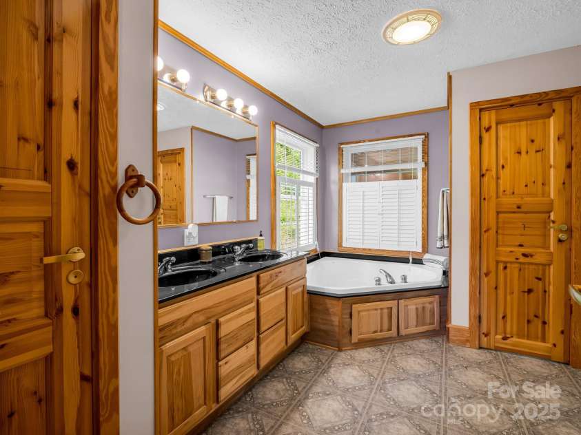 621 Cherryfield Creek, Brevard, NC 28712.  MLS# CAR4269516, YatesRealty ID 23646. Primary En-suite Bath