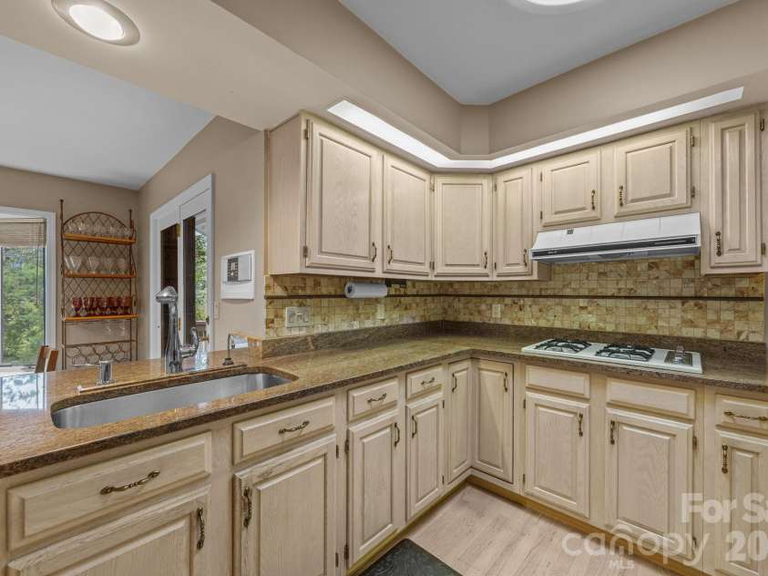 68 Stony Ridge, Asheville, NC 28804.  MLS# CAR4367321, YatesRealty ID 23646. Granite countertops.