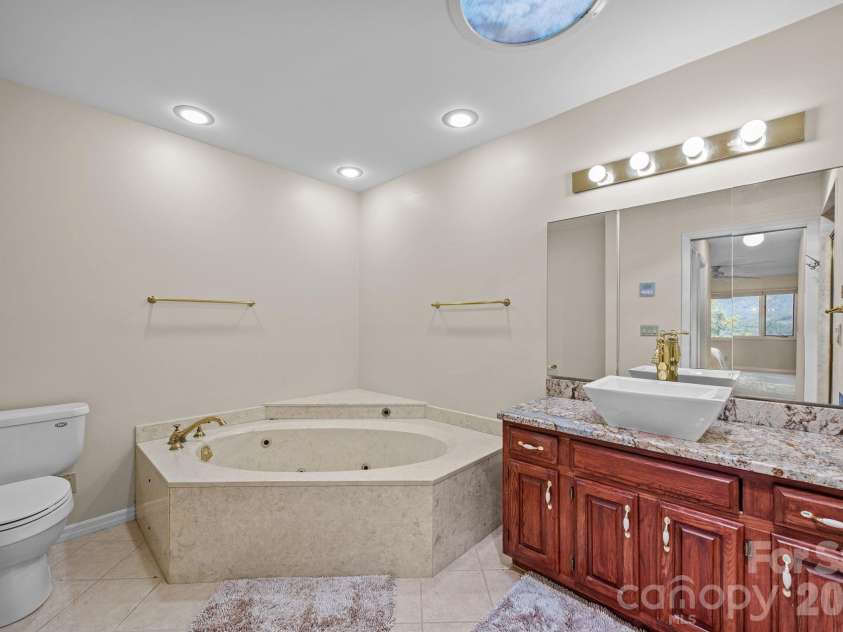 68 Stony Ridge, Asheville, NC 28804.  MLS# CAR4367321, YatesRealty ID 23646. Large primary bath