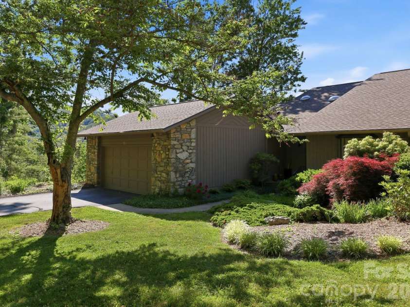68 Stony Ridge, Asheville, NC 28804.  MLS# CAR4367321, YatesRealty ID 23646. Nicely landscaped front yard.