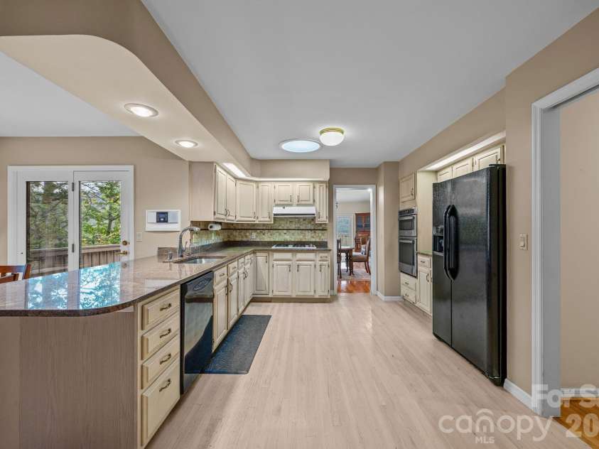 68 Stony Ridge, Asheville, NC 28804.  MLS# CAR4367321, YatesRealty ID 23646. Spacious retro kitchen.