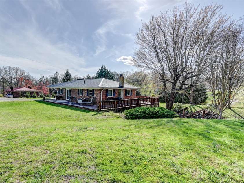 29 Delta Drive, Hendersonville, NC 28792.  MLS# CAR4243212, YatesRealty ID 2365. 