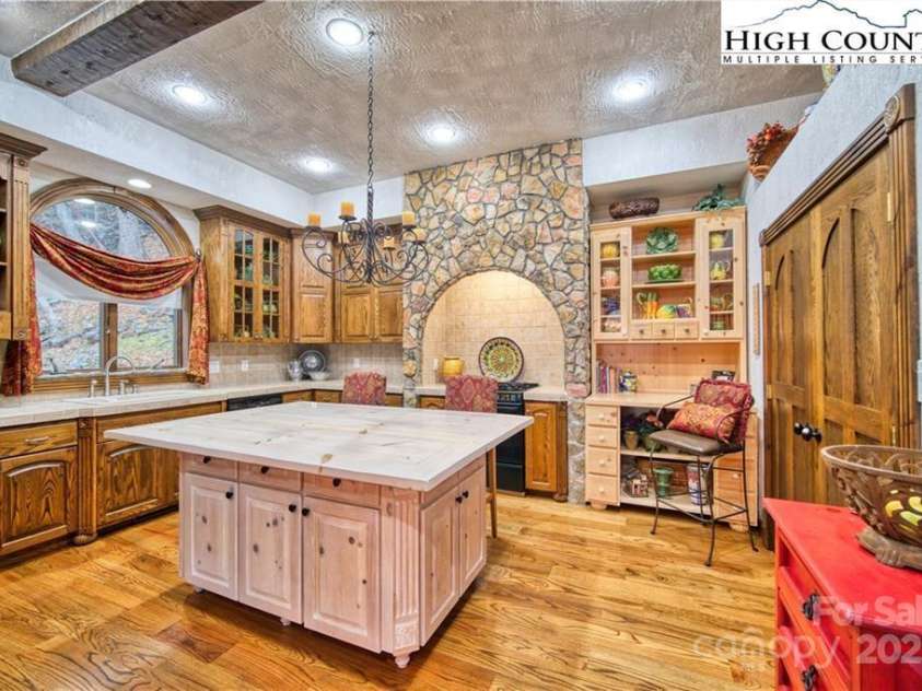 530 Howards Knob Road, Boone, NC 28607.  MLS# CAR4215203, YatesRealty ID 2365. 