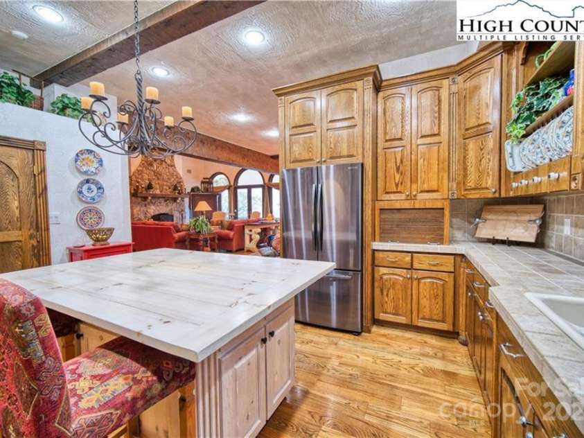 530 Howards Knob Road, Boone, NC 28607.  MLS# CAR4215203, YatesRealty ID 2365. 