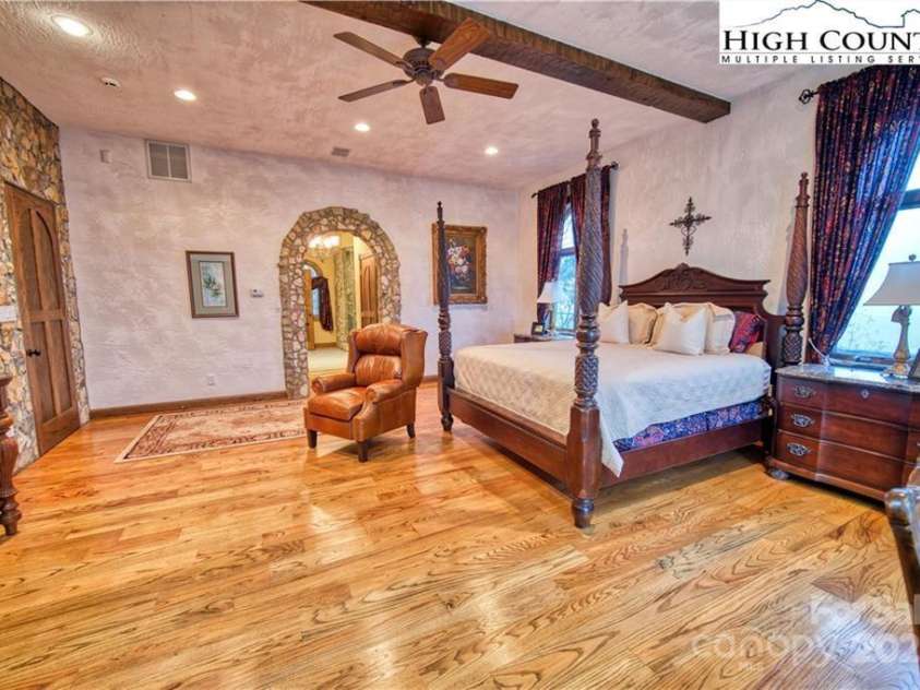 530 Howards Knob Road, Boone, NC 28607.  MLS# CAR4215203, YatesRealty ID 2365. 