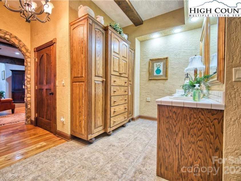 530 Howards Knob Road, Boone, NC 28607.  MLS# CAR4215203, YatesRealty ID 2365. 