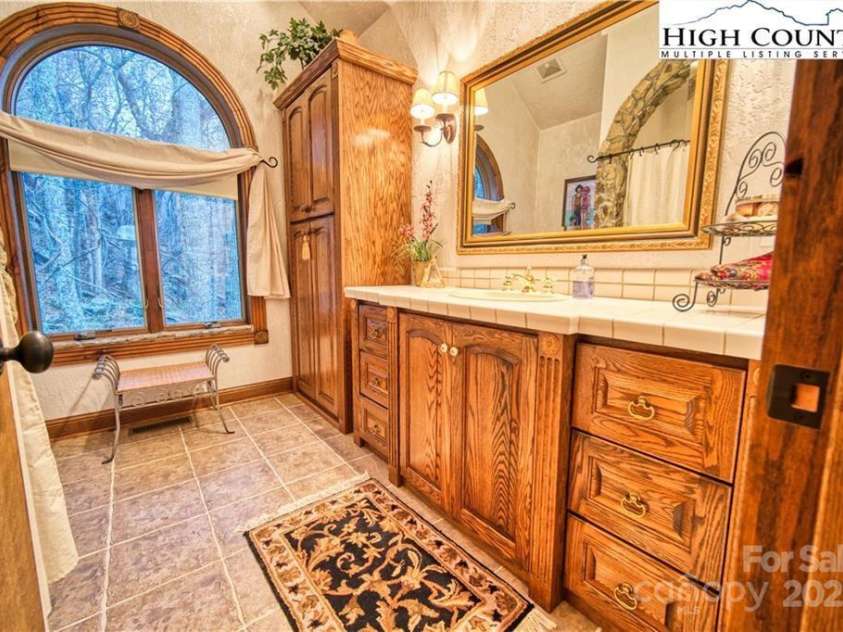 530 Howards Knob Road, Boone, NC 28607.  MLS# CAR4215203, YatesRealty ID 2365. 