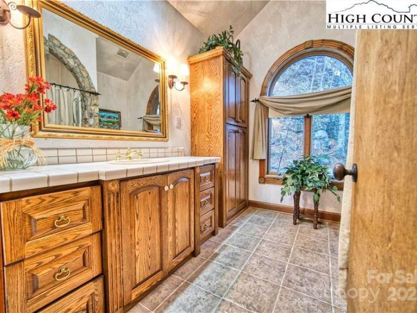 530 Howards Knob Road, Boone, NC 28607.  MLS# CAR4215203, YatesRealty ID 2365. 