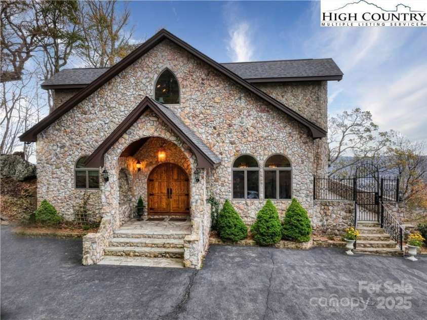 530 Howards Knob Road, Boone, NC 28607.  MLS# CAR4215203, YatesRealty ID 2365. 