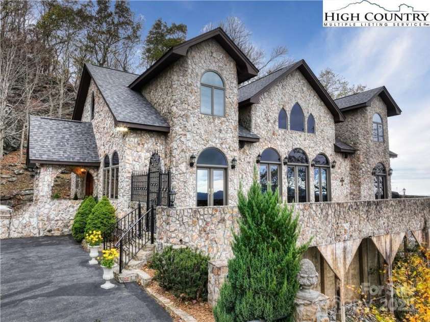 530 Howards Knob Road, Boone, NC 28607.  MLS# CAR4215203, YatesRealty ID 2365. 