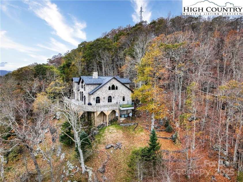 530 Howards Knob Road, Boone, NC 28607.  MLS# CAR4215203, YatesRealty ID 2365. 