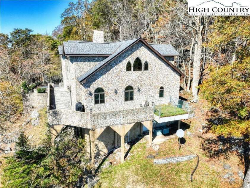 530 Howards Knob Road, Boone, NC 28607.  MLS# CAR4215203, YatesRealty ID 2365. 