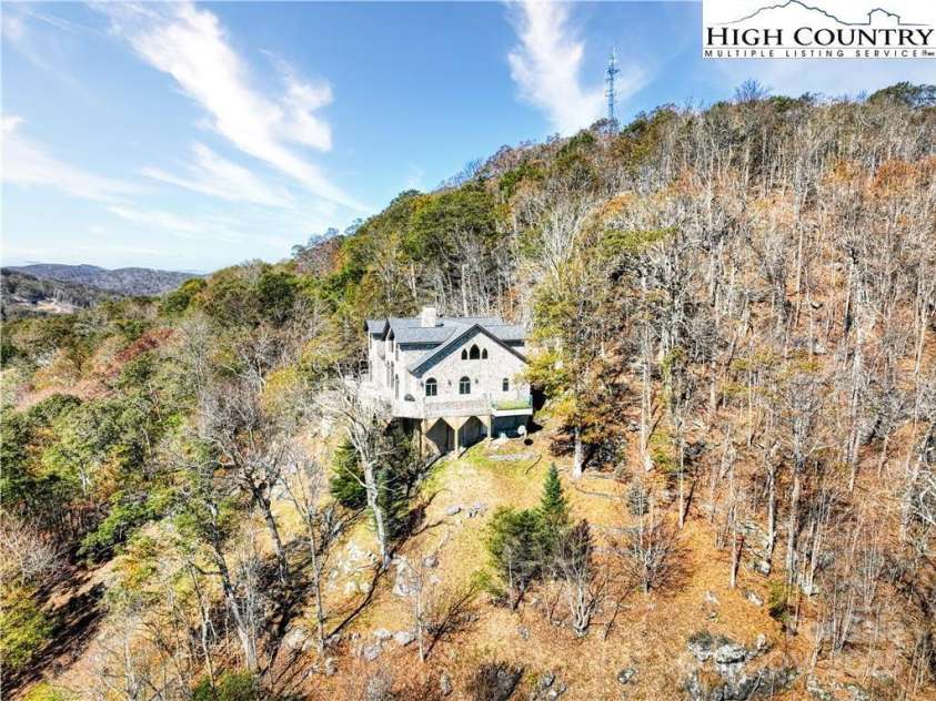 530 Howards Knob Road, Boone, NC 28607.  MLS# CAR4215203, YatesRealty ID 2365. 