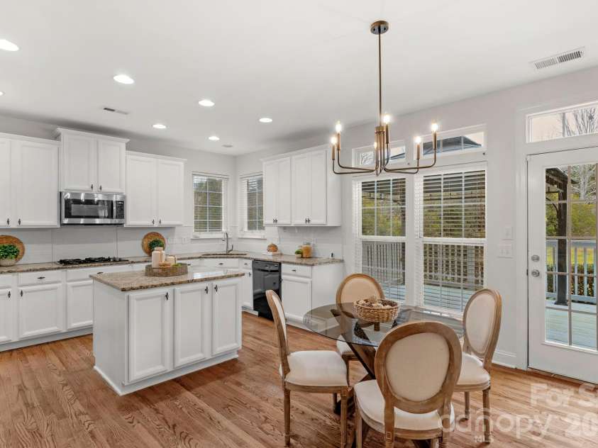 1116 Crooked River Drive, Waxhaw, NC 28173.  MLS# CAR4338274, YatesRealty ID 23650. Eat in Kitchen w Breakfast Area 