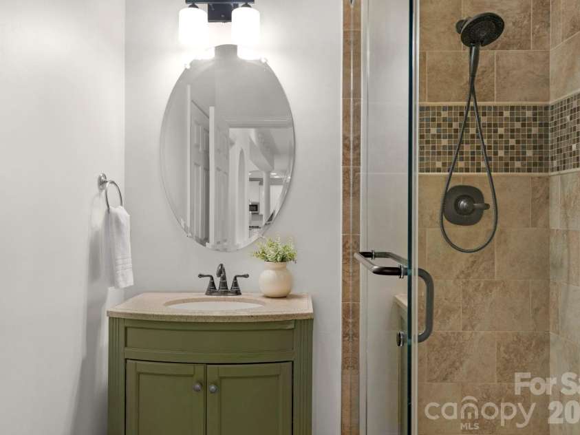 1116 Crooked River Drive, Waxhaw, NC 28173.  MLS# CAR4338274, YatesRealty ID 23650. Full Bath on Main Level 