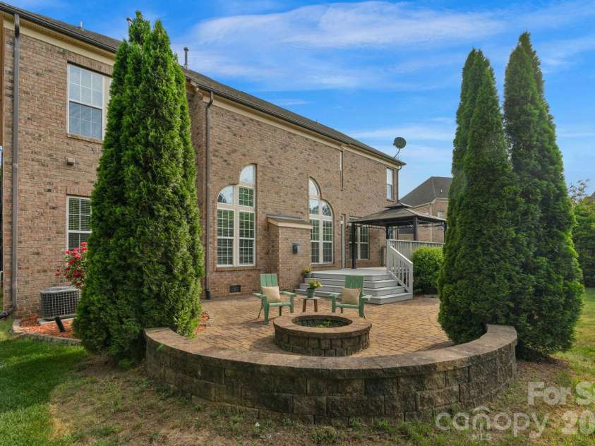 1116 Crooked River Drive, Waxhaw, NC 28173.  MLS# CAR4338274, YatesRealty ID 23650. Outdoor Paver Patio & Fire-pit 