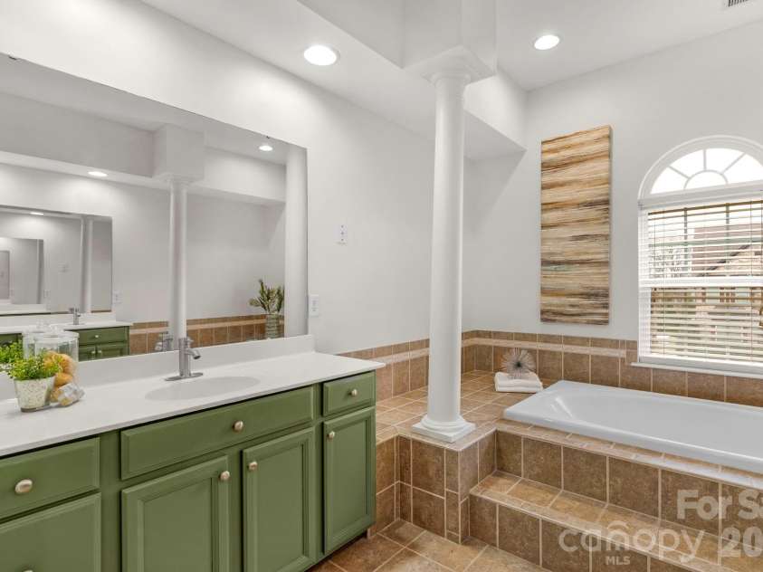 1116 Crooked River Drive, Waxhaw, NC 28173.  MLS# CAR4338274, YatesRealty ID 23650. Primary En-suite 