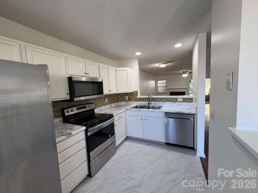 15415 Asterwind Court, Charlotte, NC 28277.  MLS# CAR4382864, YatesRealty ID 23651. Kitchen