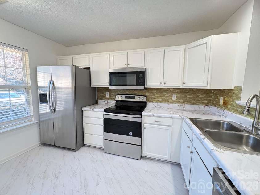 15415 Asterwind Court, Charlotte, NC 28277.  MLS# CAR4382864, YatesRealty ID 23651. Kitchen