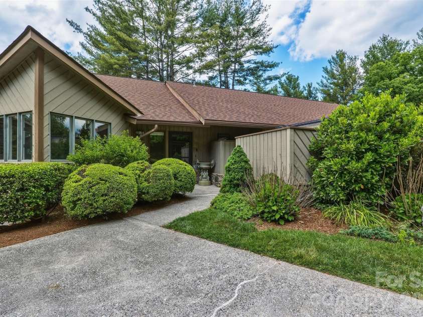 201 Timber Drive, Asheville, NC 28804.  MLS# CAR4373711, YatesRealty ID 23652. 201 Timber Dr