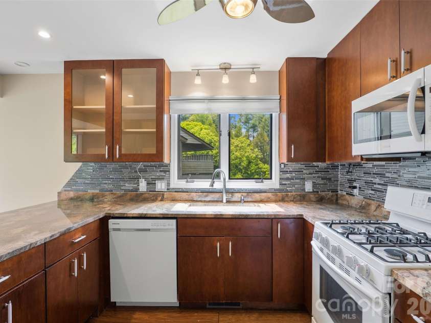 201 Timber Drive, Asheville, NC 28804.  MLS# CAR4373711, YatesRealty ID 23652. 