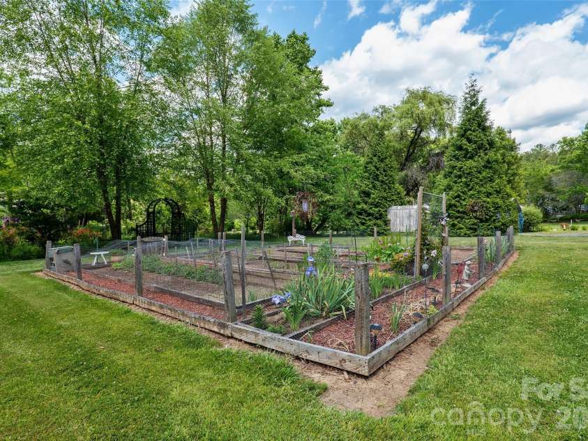 201 Timber Drive, Asheville, NC 28804.  MLS# CAR4373711, YatesRealty ID 23652. Community gardens
