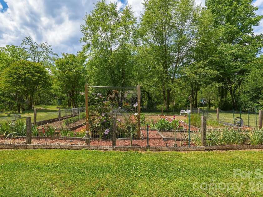 201 Timber Drive, Asheville, NC 28804.  MLS# CAR4373711, YatesRealty ID 23652. Community gardens