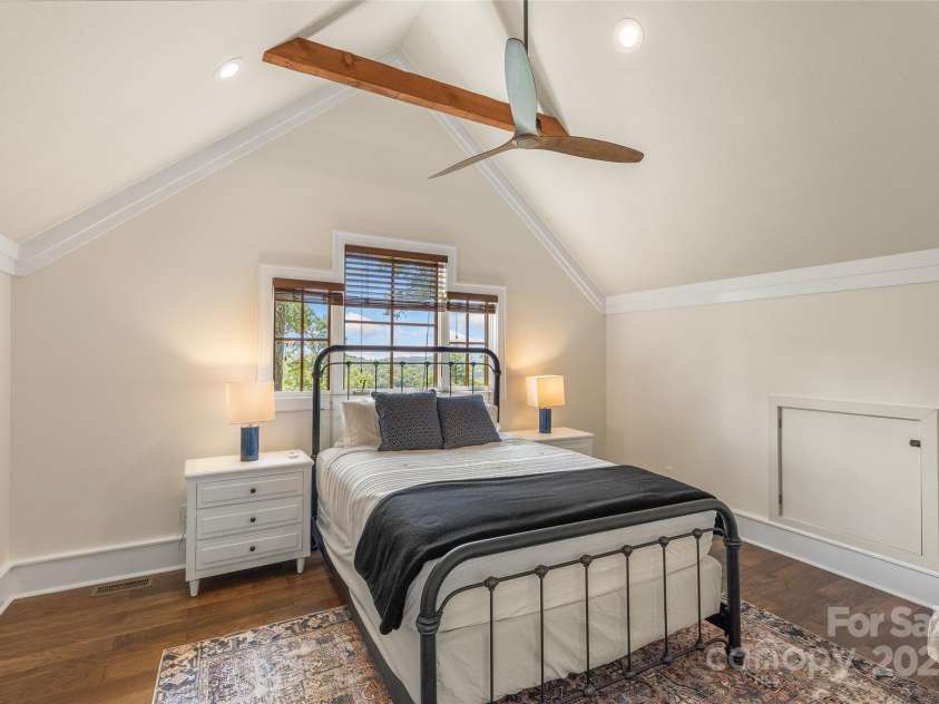 48 Bearfoot Lane, Highlands, NC 28741.  MLS# CAR4267783, YatesRealty ID 23652. 1 of 2 Guest Ensuites on the 2nd Level