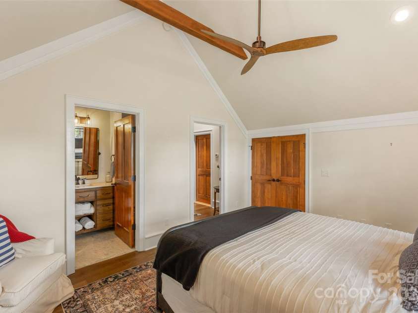 48 Bearfoot Lane, Highlands, NC 28741.  MLS# CAR4267783, YatesRealty ID 23652. 1 of 2 Guest Ensuites on the 2nd Level