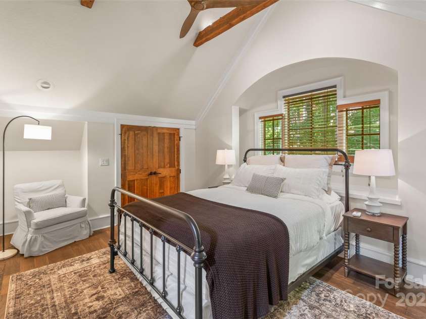 48 Bearfoot Lane, Highlands, NC 28741.  MLS# CAR4267783, YatesRealty ID 23652. 2nd Guest Ensuites on the 2nd Level