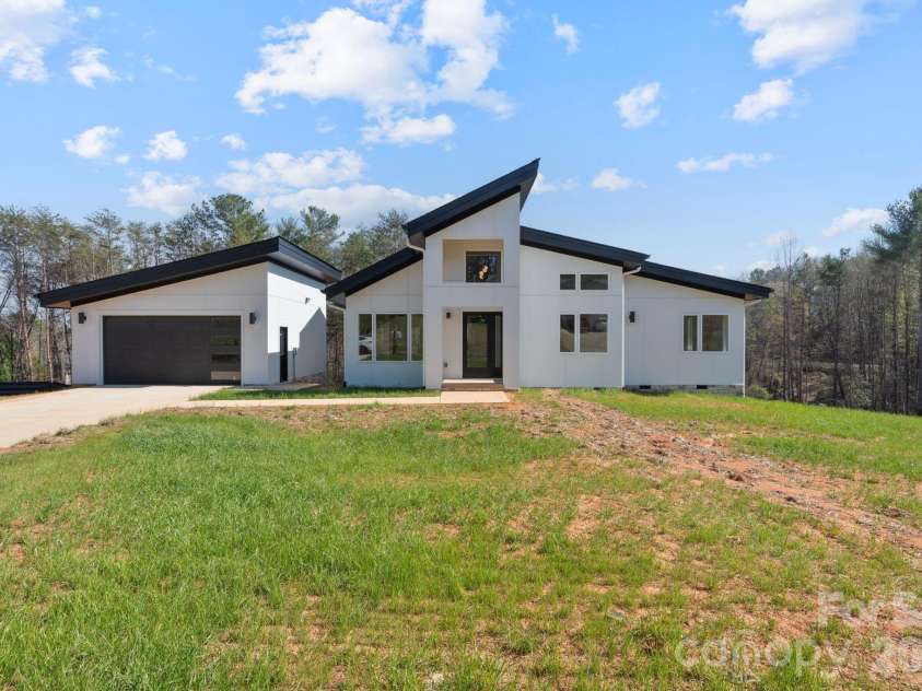 5733 Selkirk Drive, Hickory, NC 28601.  MLS# CAR4327213, YatesRealty ID 23656. 