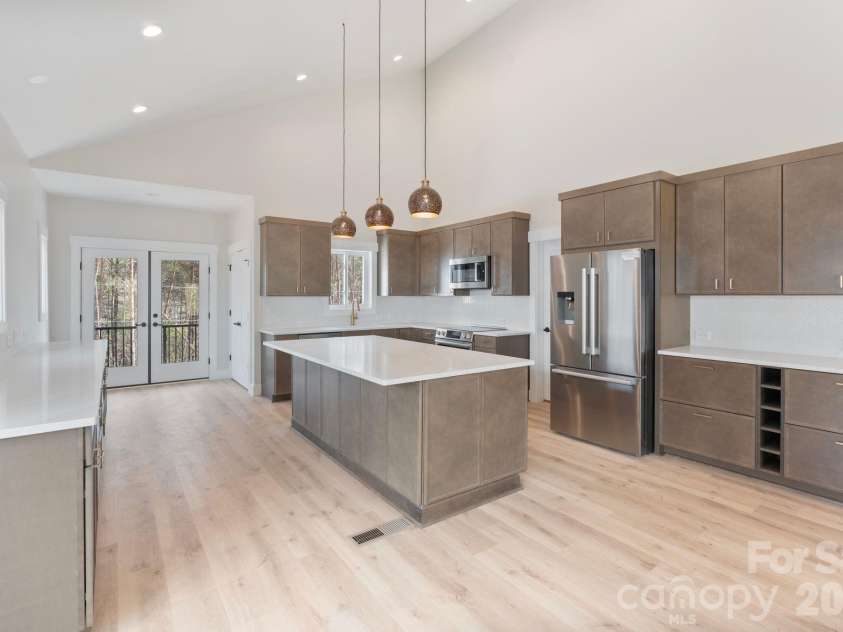 5733 Selkirk Drive, Hickory, NC 28601.  MLS# CAR4327213, YatesRealty ID 23656. 