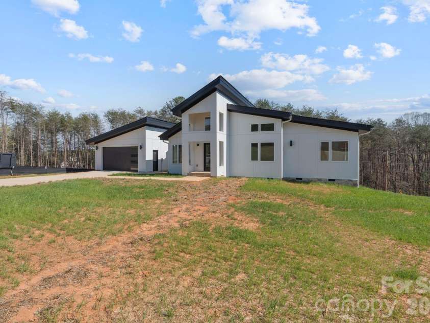 5733 Selkirk Drive, Hickory, NC 28601.  MLS# CAR4327213, YatesRealty ID 23656. 