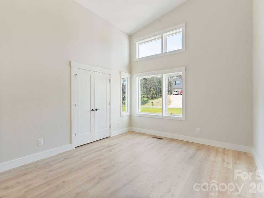 5733 Selkirk Drive, Hickory, NC 28601.  MLS# CAR4327213, YatesRealty ID 23656. 