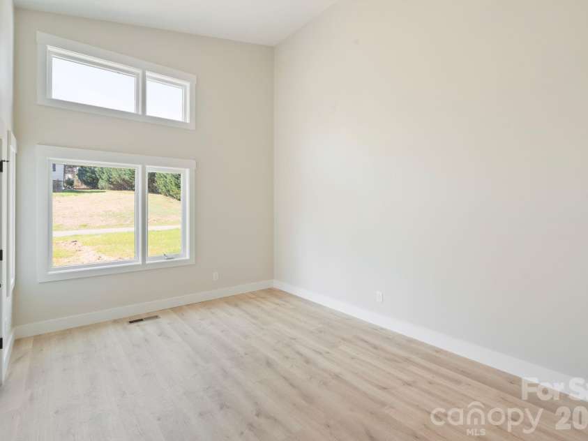 5733 Selkirk Drive, Hickory, NC 28601.  MLS# CAR4327213, YatesRealty ID 23656. 