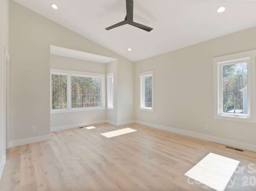 5733 Selkirk Drive, Hickory, NC 28601.  MLS# CAR4327213, YatesRealty ID 23656. 