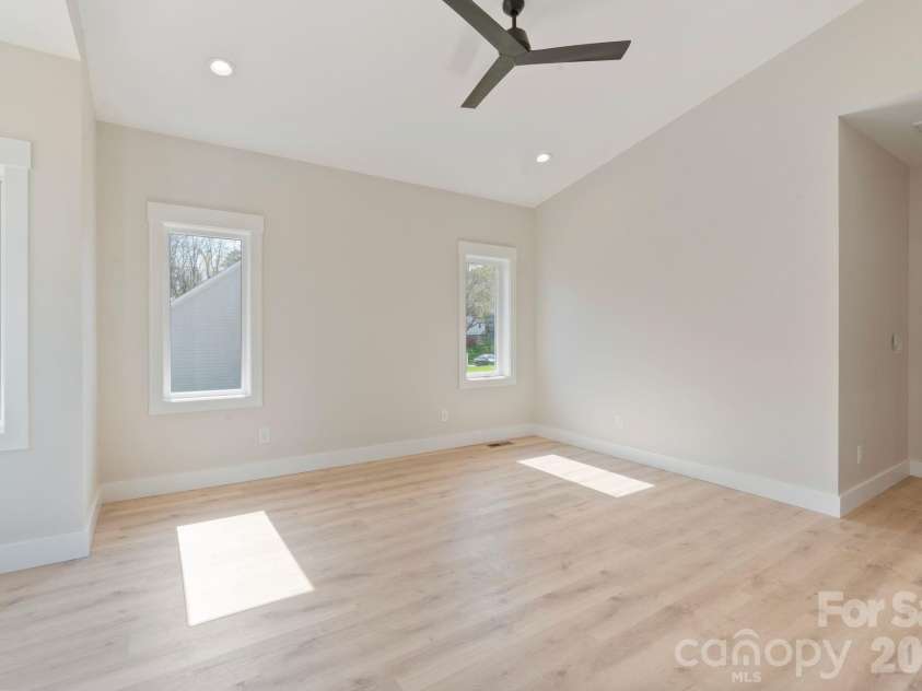 5733 Selkirk Drive, Hickory, NC 28601.  MLS# CAR4327213, YatesRealty ID 23656. 