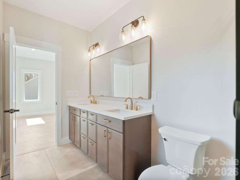 5733 Selkirk Drive, Hickory, NC 28601.  MLS# CAR4327213, YatesRealty ID 23656. 
