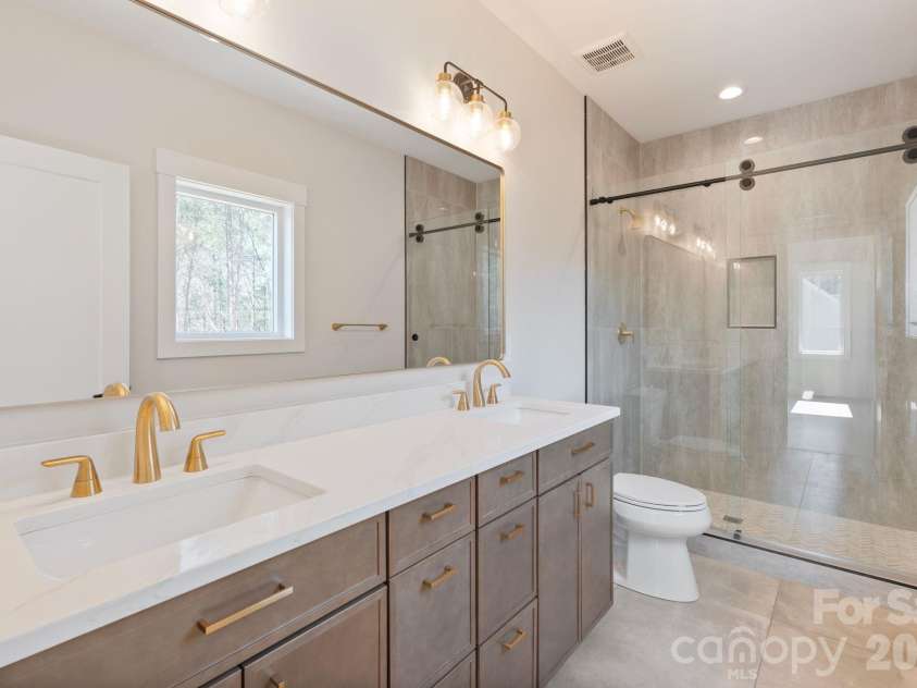 5733 Selkirk Drive, Hickory, NC 28601.  MLS# CAR4327213, YatesRealty ID 23656. 