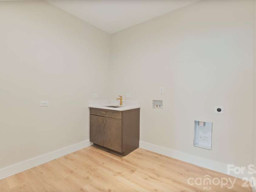 5733 Selkirk Drive, Hickory, NC 28601.  MLS# CAR4327213, YatesRealty ID 23656. 
