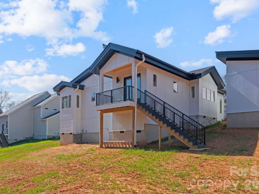 5733 Selkirk Drive, Hickory, NC 28601.  MLS# CAR4327213, YatesRealty ID 23656. 