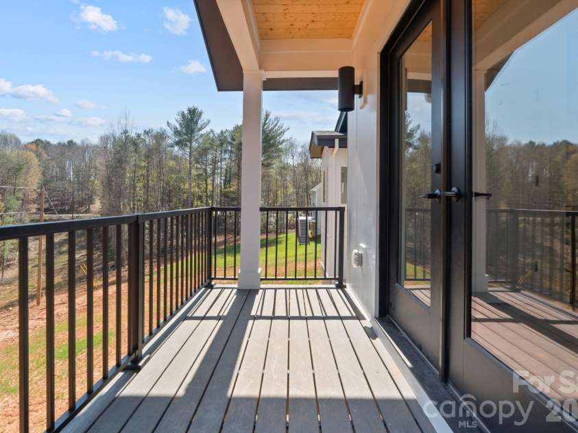 5733 Selkirk Drive, Hickory, NC 28601.  MLS# CAR4327213, YatesRealty ID 23656. 